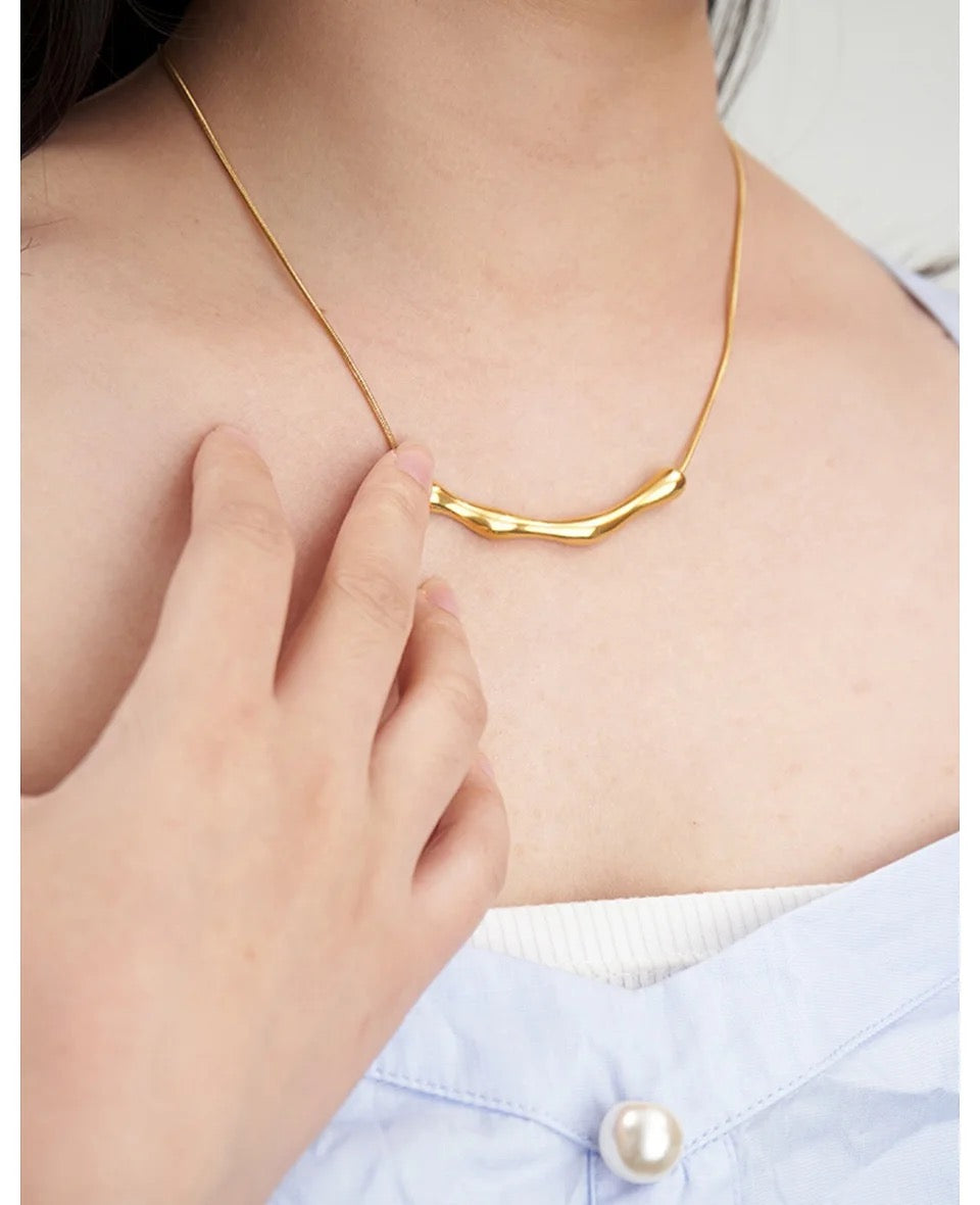 Wavy Pendant Snake Chain Necklace