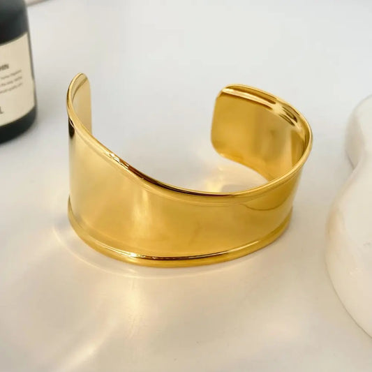 Curved wide range gold bangle