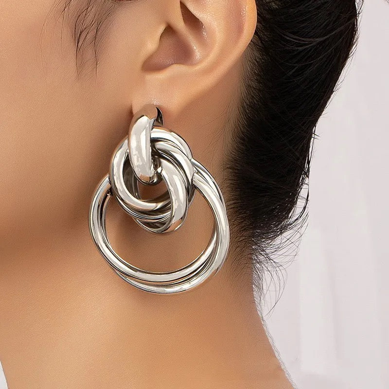 Wrinkled gold hoops earrings