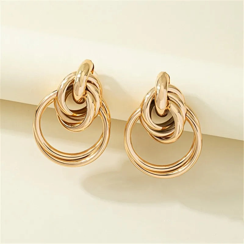 Wrinkled gold hoops earrings