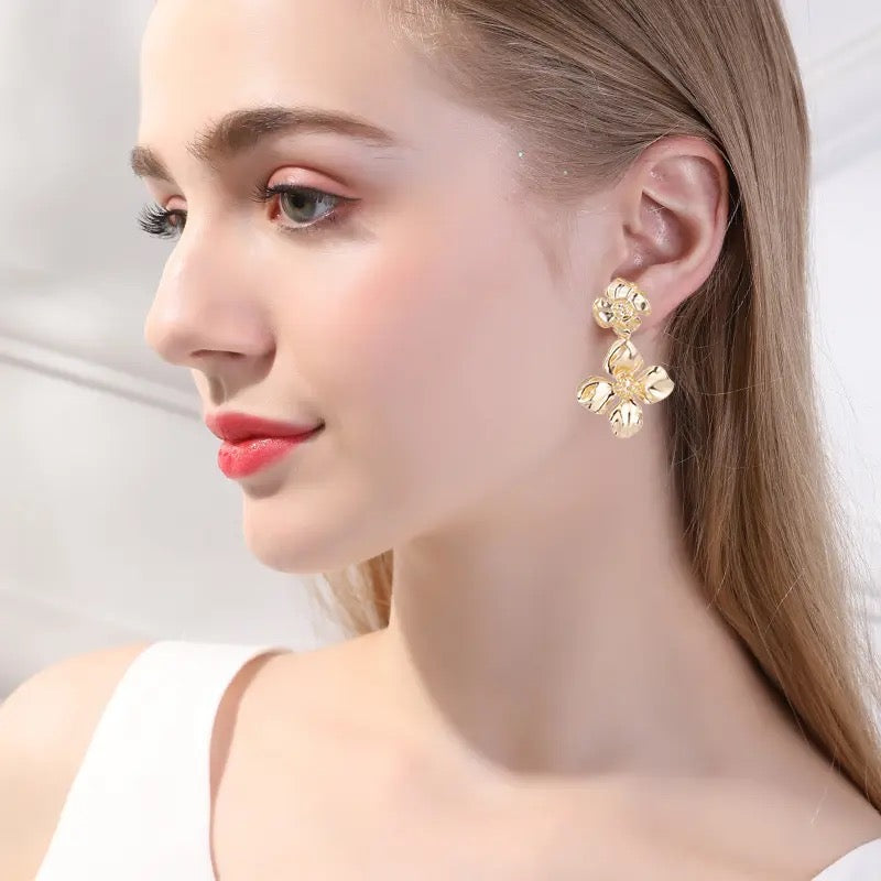 Floral wavy gold drop earrings