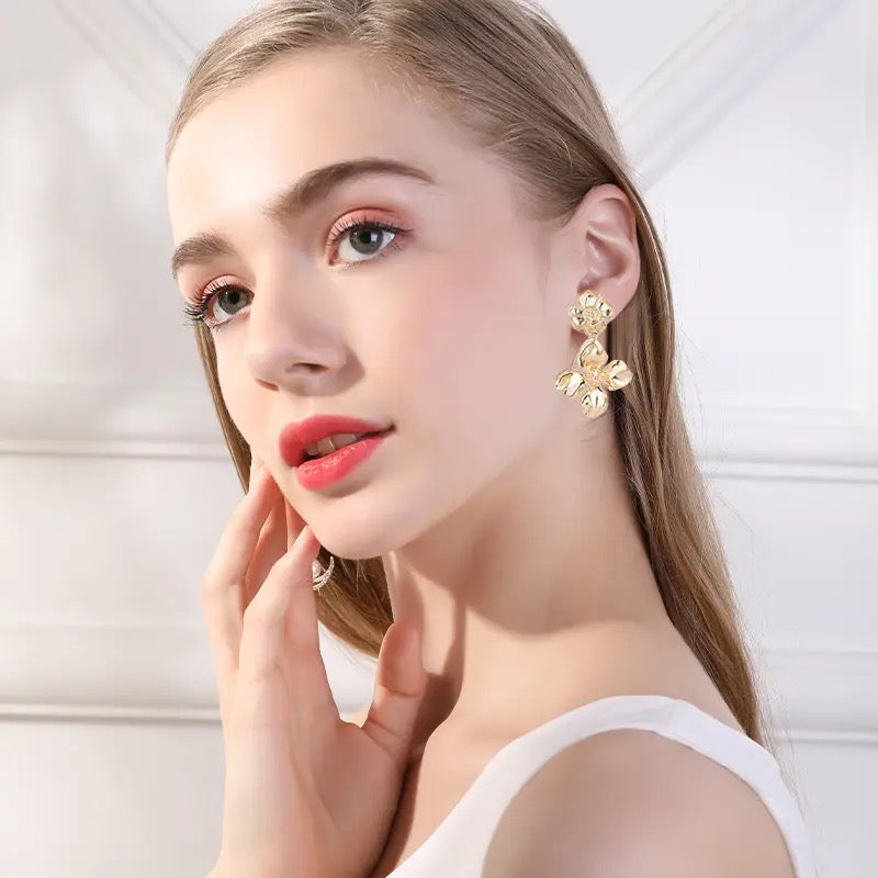 Floral wavy gold drop earrings