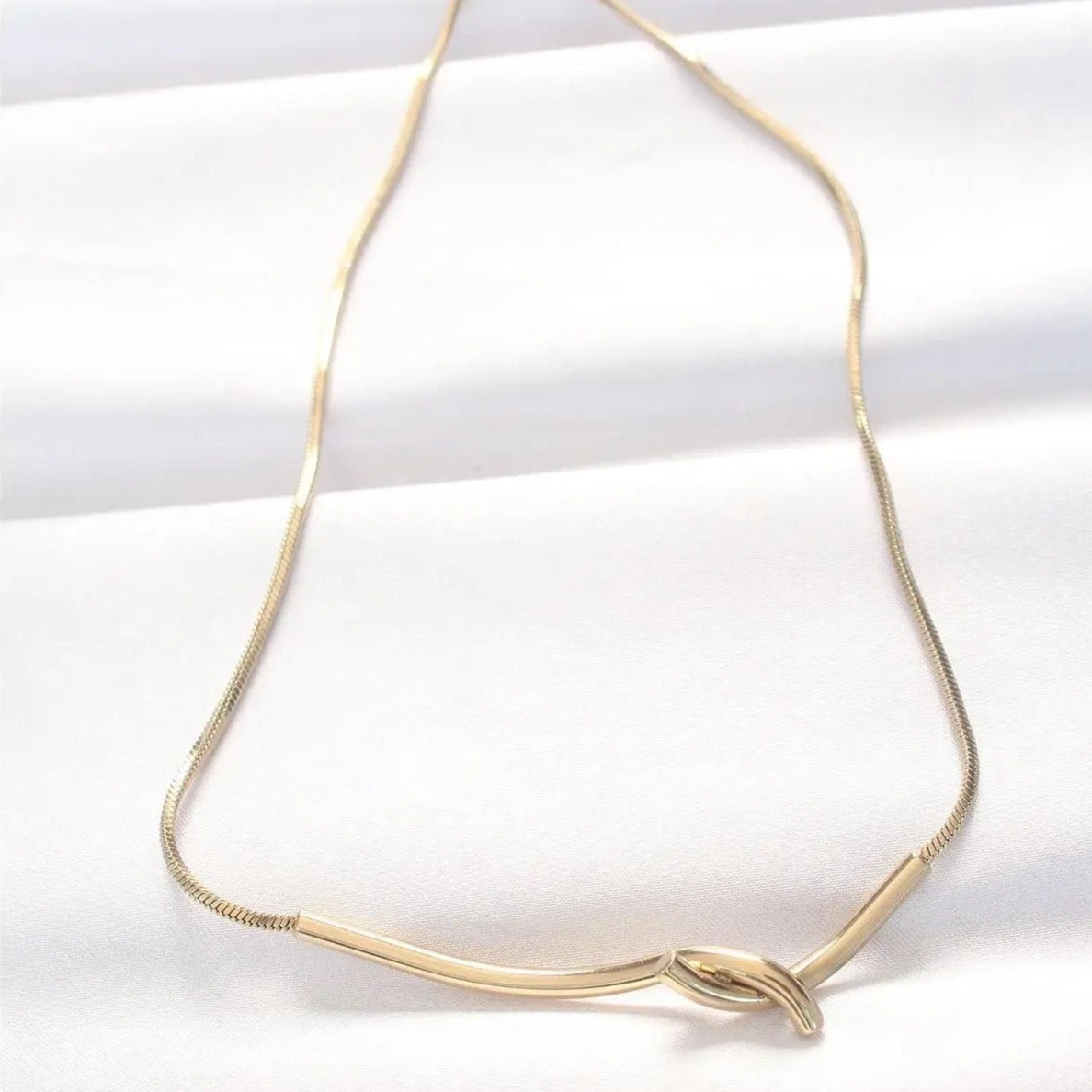 Simple Knot Gold Pendant Necklace