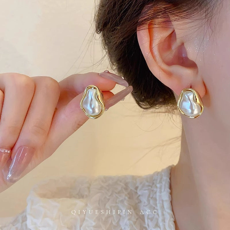 White Pebble Gold Layered Stud Earrings